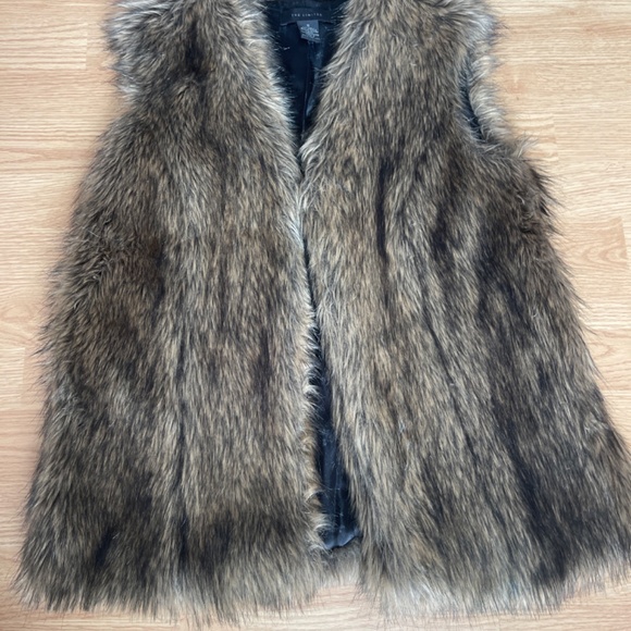 The Limited Brown and Tan Faux Fur Vest with Tie and Pockets Size Small - Picture 2 of 7